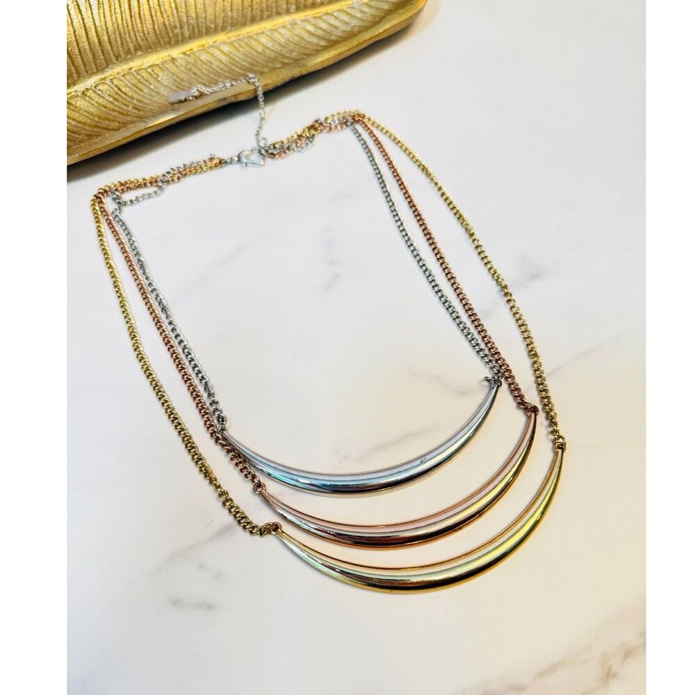 Jennifer Lopez Curved Bar Necklace